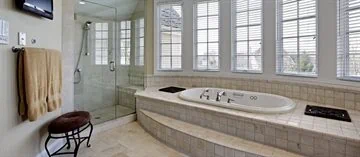 מקלחון עם אמבטיה פתוחה ללא פתח יציאת אדים