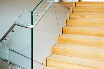 מדרגות עץ ומעקה זכוכית עם מאחז יד רציף