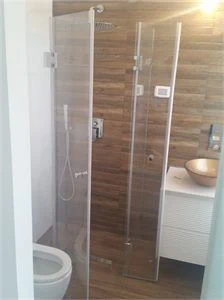 מקלחון לחדר מקלחת קטן עם אפשרות לאוורור